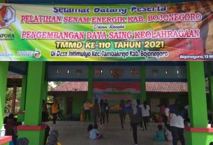 Sehat Ditengah Pandemi, Satgas TMMD Bojonegoro Support Senam Energik