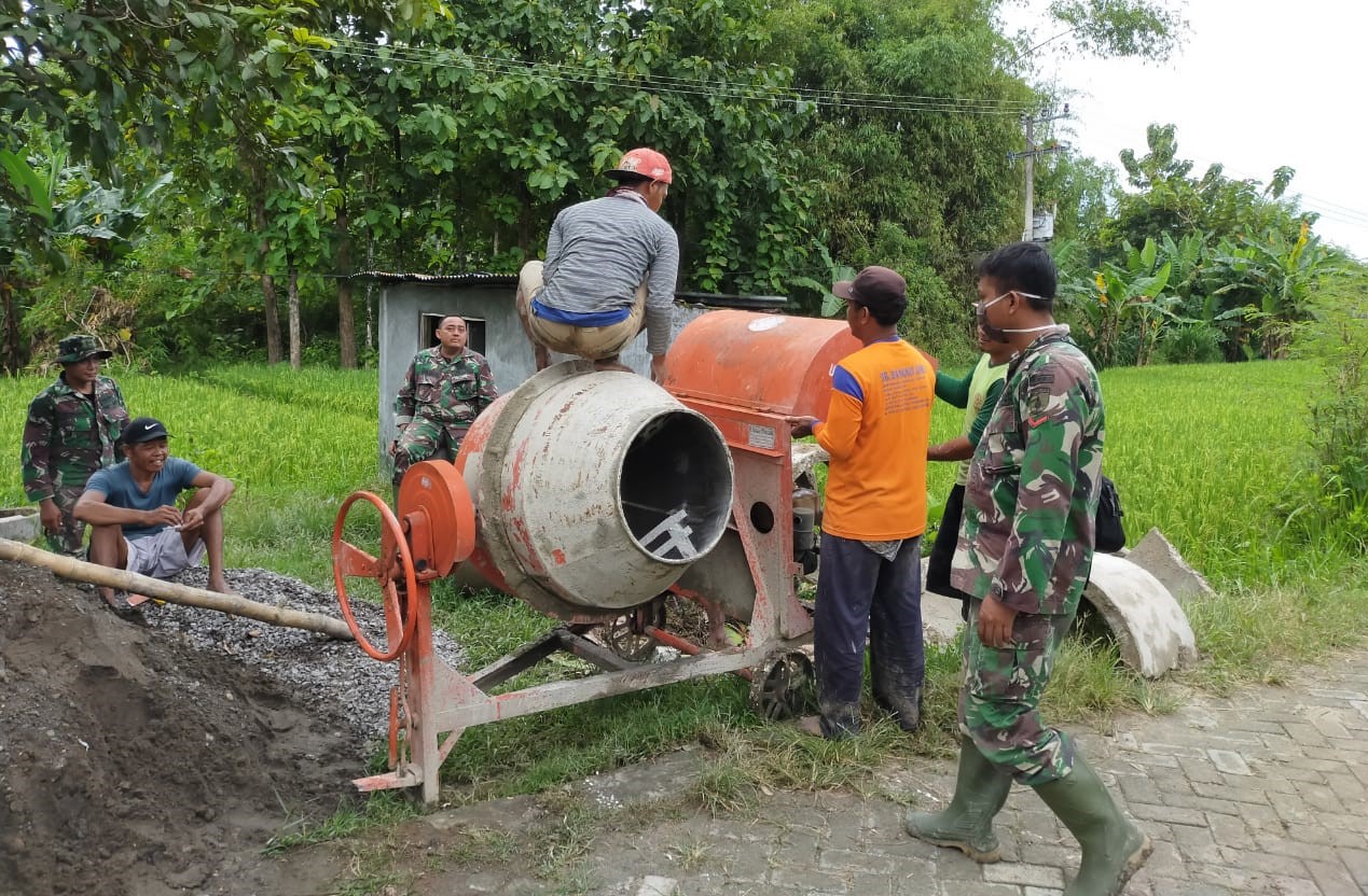 Pengecoran, Satgas TMMD Bojonegoro Datangkan Molen