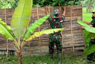 Satgas TMMD Bojonegoro Bongkar Dinding Kayu Rumah Warga Penerima Program Aladin