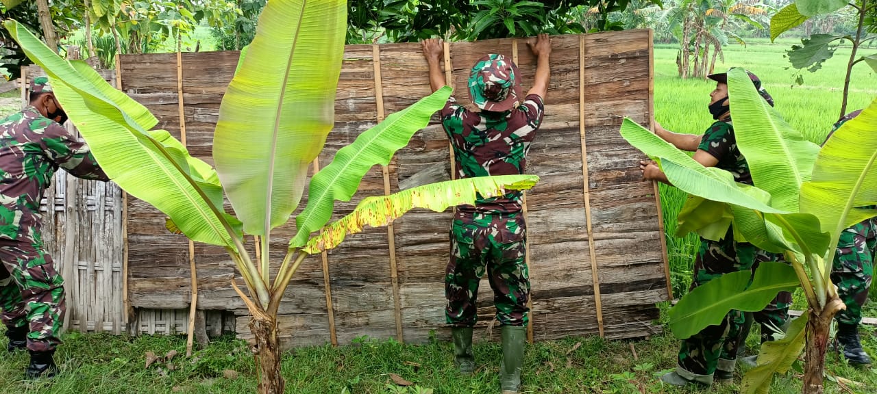 Satgas TMMD Bojonegoro Bongkar Dinding Kayu Rumah Warga Penerima Program Aladin