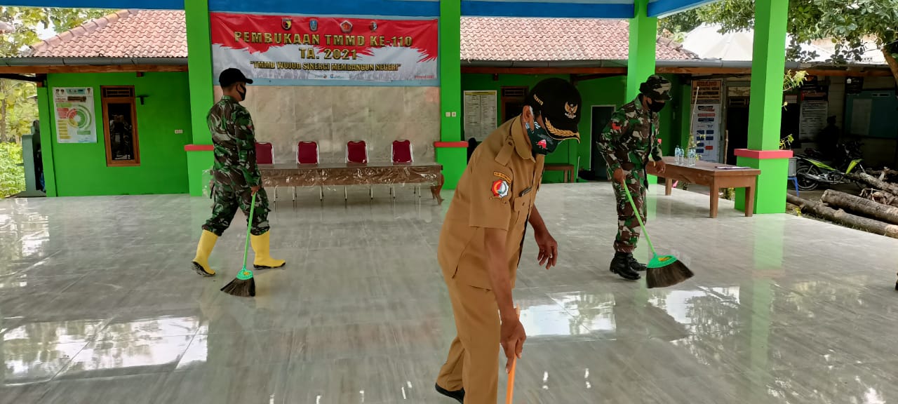 Bersama Perangkat Desa, Satgas TMMD Bojonegoro Bersihkan Balai Desa