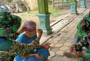 Antisipasi Covid-19, Satgas TMMD Bojonegoro Berikan Masker Bu Sumilah