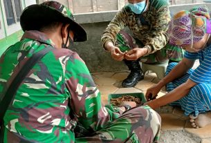 Satgas TMMD Bojonegoro Bantu Warga Olah Belalang Jadi Makanan