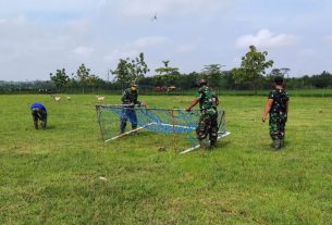 Gotong-royong, Anggota Satgas TMMD Bojonegoro Pindahkan Goalpall