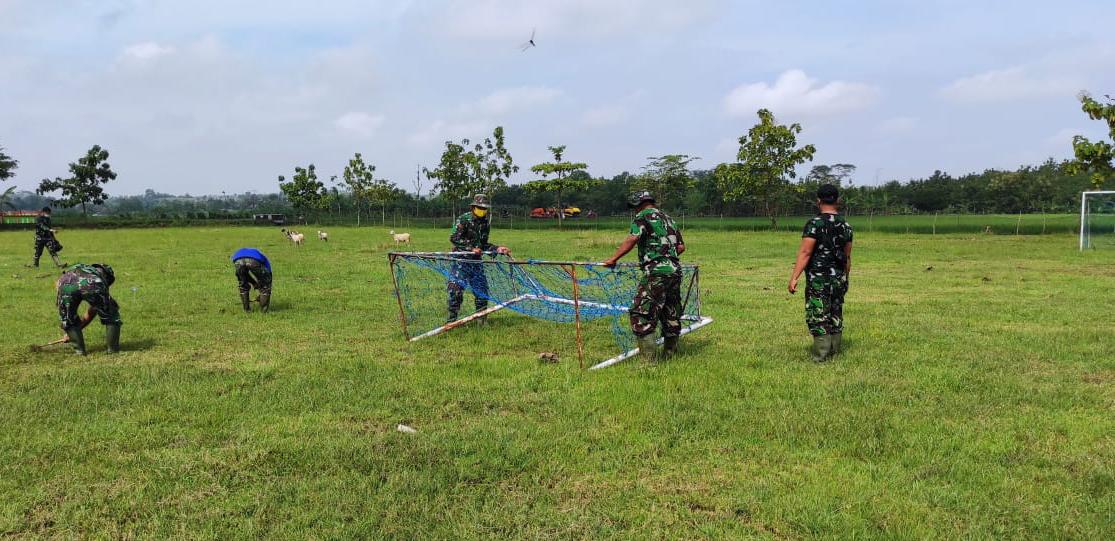 Gotong-royong, Anggota Satgas TMMD Bojonegoro Pindahkan Goalpall