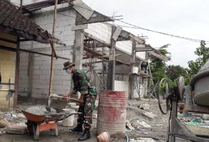 Kerjakan Dinding Gedung SD Di Ngrancang, Satgas TMMD Bojonegoro Buat Adukan
