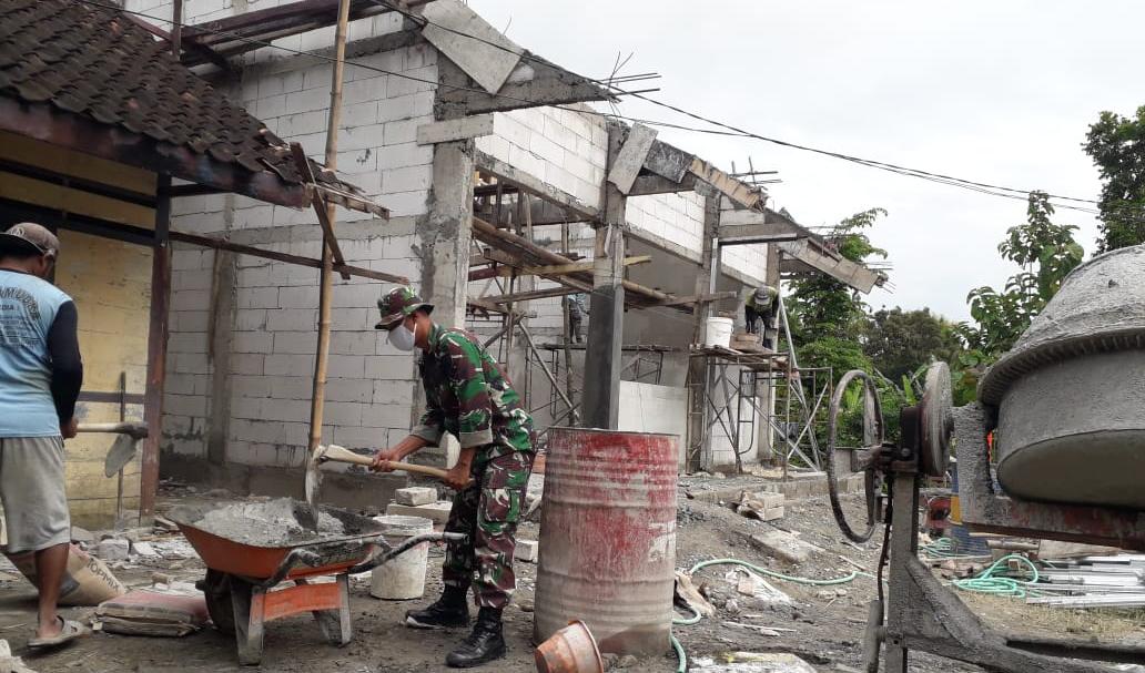 Kerjakan Dinding Gedung SD Di Ngrancang, Satgas TMMD Bojonegoro Buat Adukan