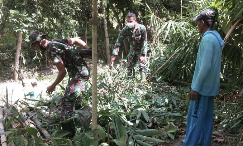 Perlancar Ekskavator Beroperasi, Satgas TMMD Bojonegoro Bersama Warga Bersihkan Bantaran Sungai