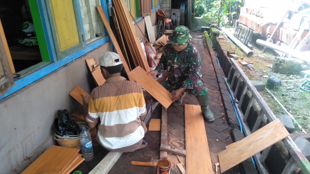 Dorong Usaha Plafon Kayu Jati, Satgas TMMD Bojonegoro Sambangi Suyono