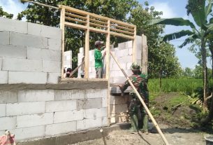 Kejar Target, Perbaikan Rumah Mbah Tambar Dikebut Satuan Tugas TMMD Bojonegoro