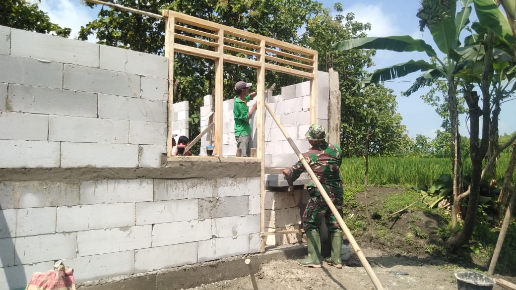 Kejar Target, Perbaikan Rumah Mbah Tambar Dikebut Satuan Tugas TMMD Bojonegoro