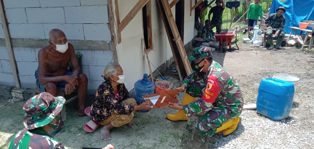 Keluarga Mbah Yadi Dapat Santunan Dari Dansatgas TMMD Bojonegoro