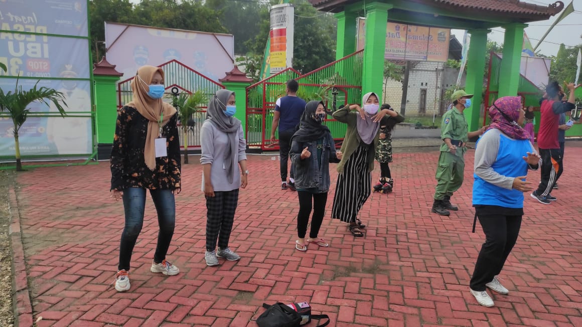Satgas TMMD Bojonegoro Ajak Ibu-Ibu PKK Senam Bersama
