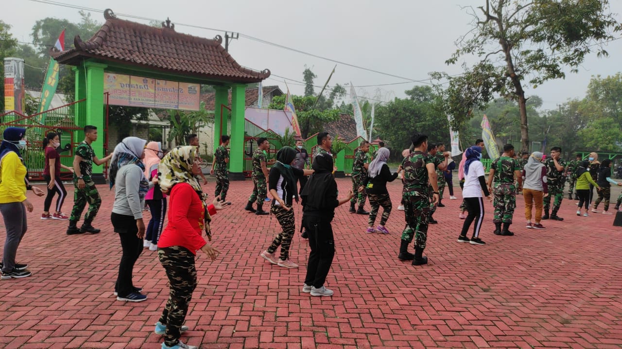 Antusias Masyarakat Ngrancang Ikuti Senam Bersama Satgas TMMD Bojonegoro
