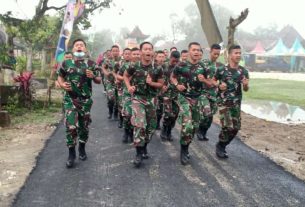 Jaga Kebugaran Tubuh, Satgas TMMD Kodim Bojonegoro Lari Pagi