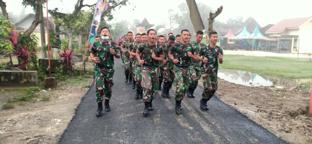 Jaga Kebugaran Tubuh, Satgas TMMD Kodim Bojonegoro Lari Pagi