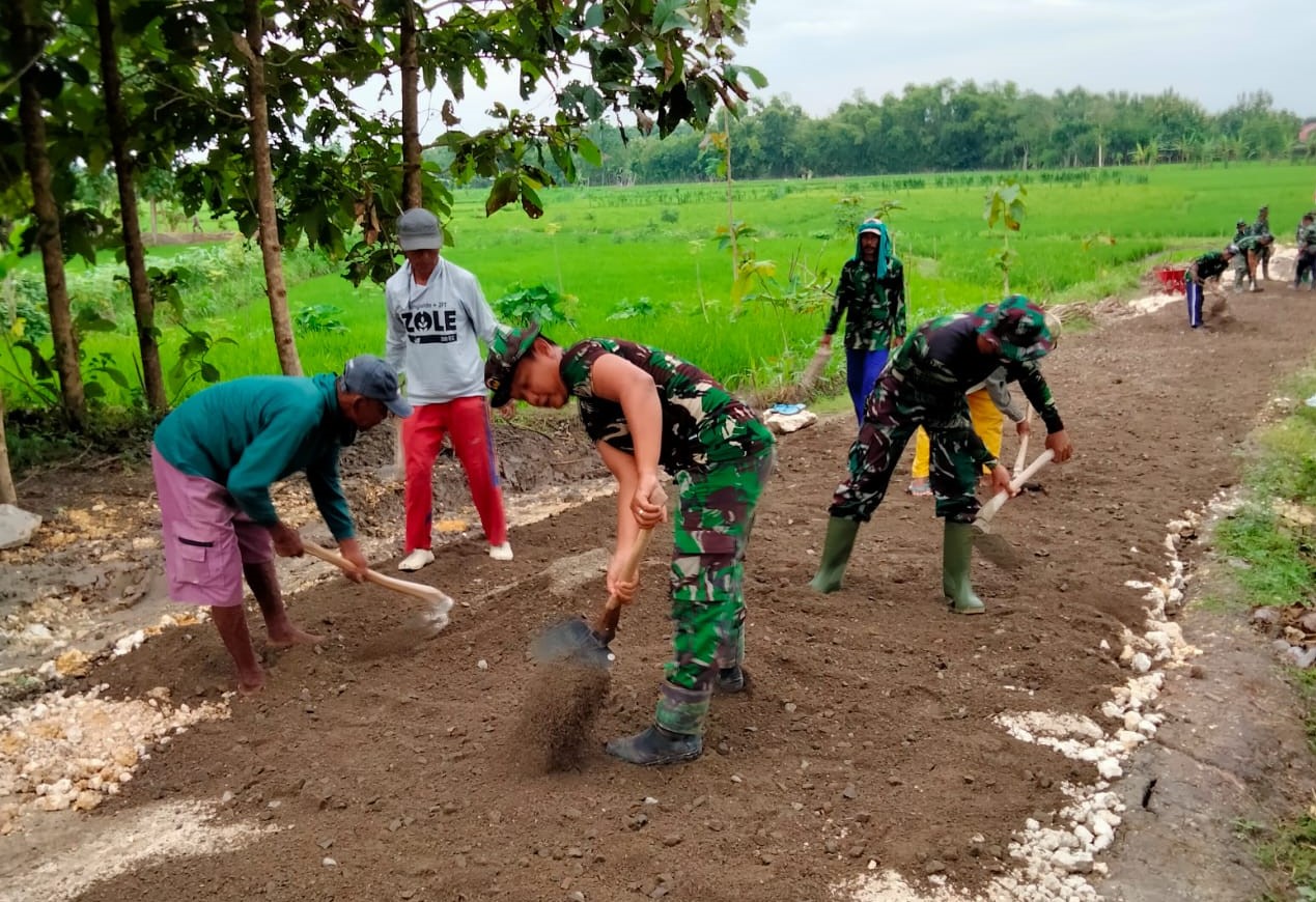 Gotong Royong, Satgas TMMD Bojonegoro Bersama Warga Ratakan Pasir Urug Perbaikan Jalan