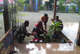 Bersama Warga, Satgas TMMD Bojonegoro Karya Bakti Pengecatan Balai Desa Ngrancang