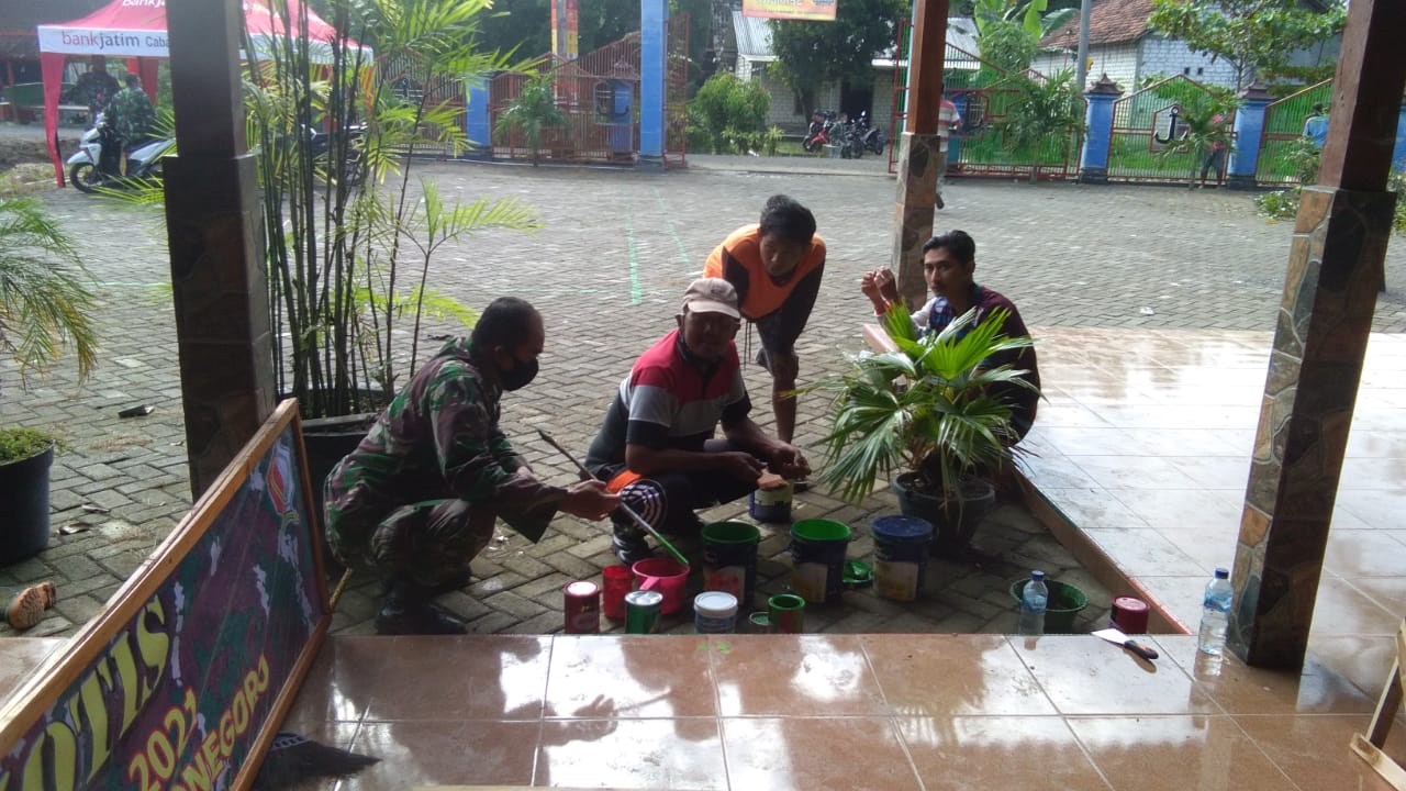 Bersama Warga, Satgas TMMD Bojonegoro Karya Bakti Pengecatan Balai Desa Ngrancang