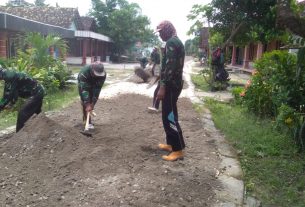 Bersama Warga, Satgas TMMD Bojonegoro Ratakan Material Padatkan Jalan
