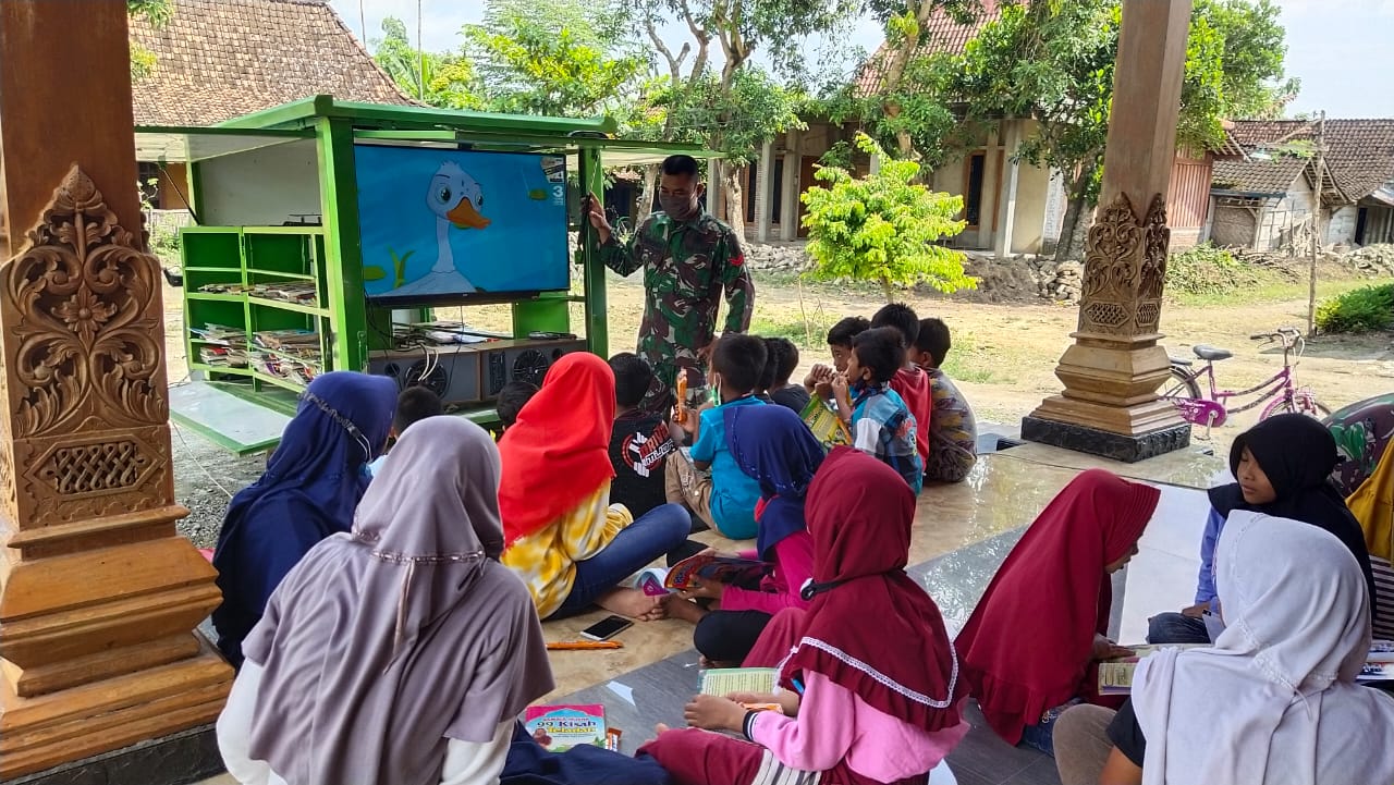 Cerdaskan Generasi Muda, Satgas TMMD Bojonegoro Bantu Anak-Anak Belajar Kelompok