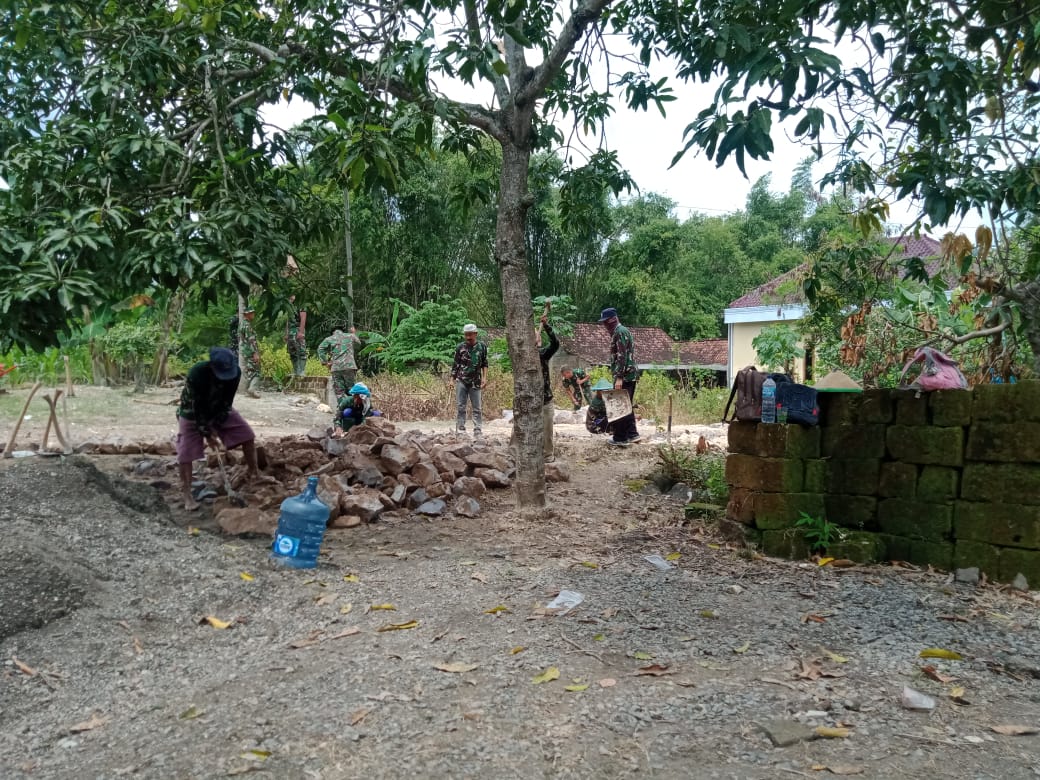 Personel Satgas TMMD Bojonegoro Bersama Warga Gotong Royong Perbaiki Jalan Jatimulyo