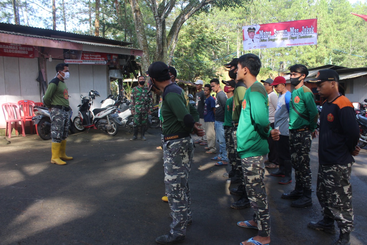 Sebelum Bekerja, Dengan Didampingi Babinsa Anggota Banser Apel Di Kotis