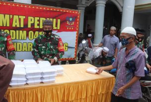 Kodim 0410/KBL menggelar kegiatan Jum'at peduli di Masjid Taufiqurrahman