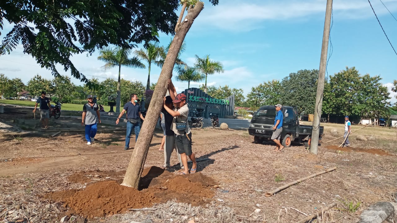 Sejukan Tiyuh Bersama masyarakat Aparatur Desa Tanam Pohon