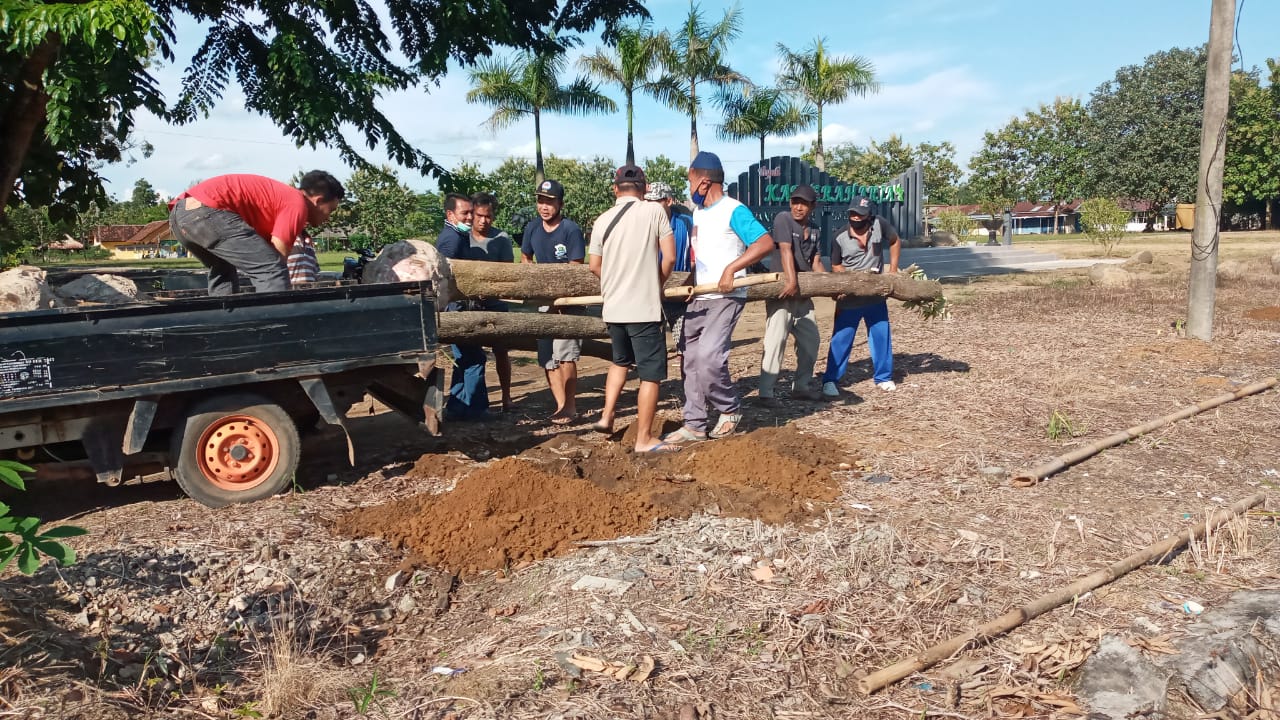 Sejukan Tiyuh Bersama masyarakat Aparatur Desa Tanam Pohon 