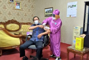 Anggota DPRD Lampura divaksinasi, Romli Pertama penerima vaksin