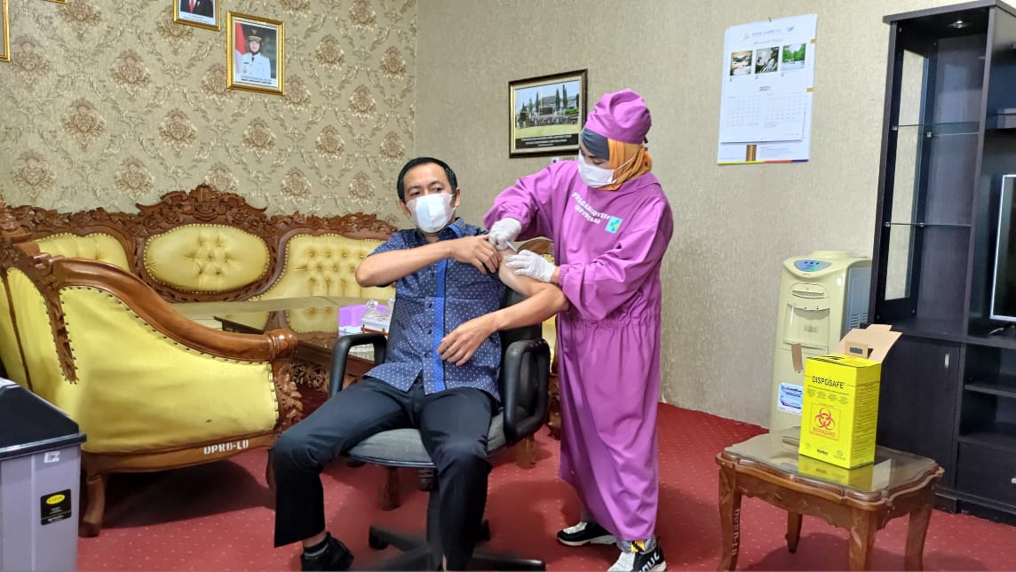 Anggota DPRD Lampura divaksinasi, Romli Pertama penerima vaksin