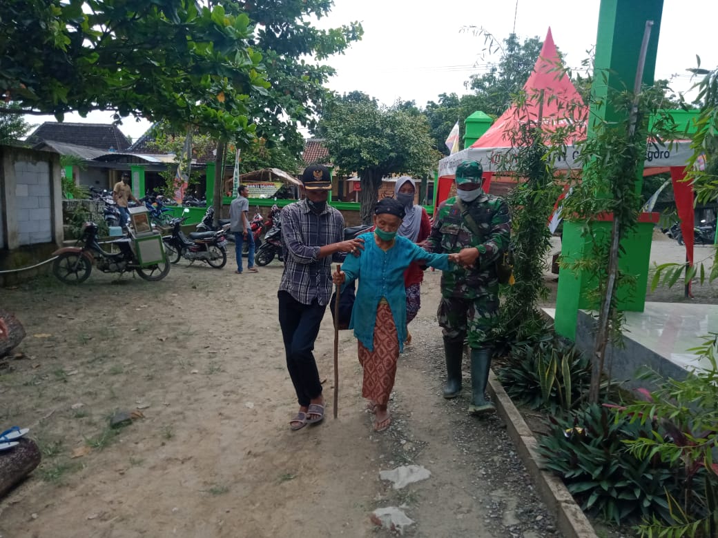 Di Jatimulyo, Personel Satgas TMMD Bojonegoro Bantu Masyarakat Urus E-KTP