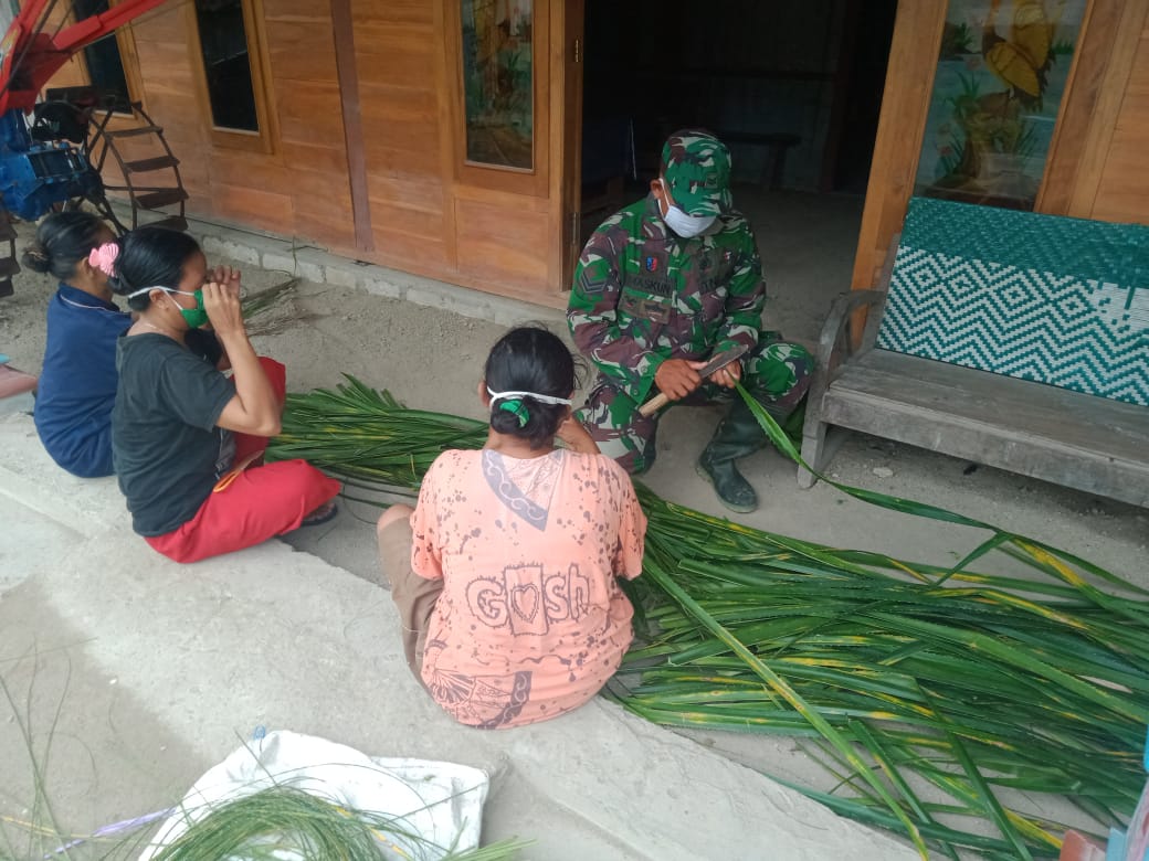 Ringankan Pekerjaan, Satgas TMMD Bojonegoro Bantu Warga Membuat Tikar