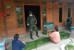 Dorong Industri Rumahan, Ini Arahan Satgas TMMD Kodim Bojonegoro Terhadap Pengrajin Alas Pandan