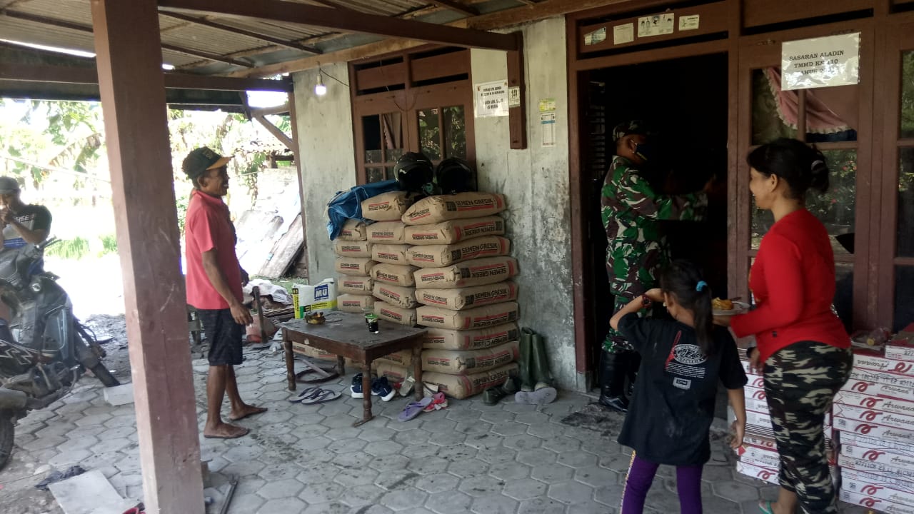 Bangun Rumah Warga, Ini Arahan Danramil Tambakrejo Kepada Satgas TMMD Bojonegoro