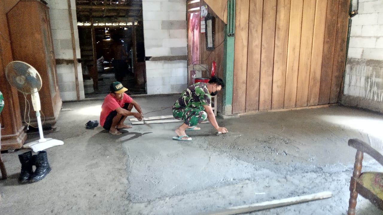 Program Aladin, Satgas TMMD Bojonegoro Plester Lantai Rumah Lasmin