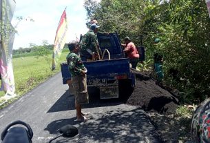 Bangun Tugu Prasasti, Satgas TMMD Bojonegoro Datangkan Pasir