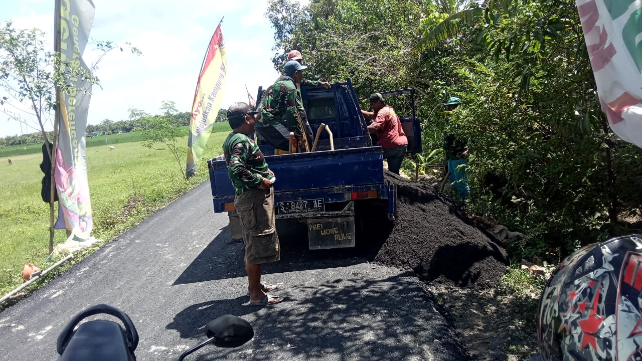 Bangun Tugu Prasasti, Satgas TMMD Bojonegoro Datangkan Pasir