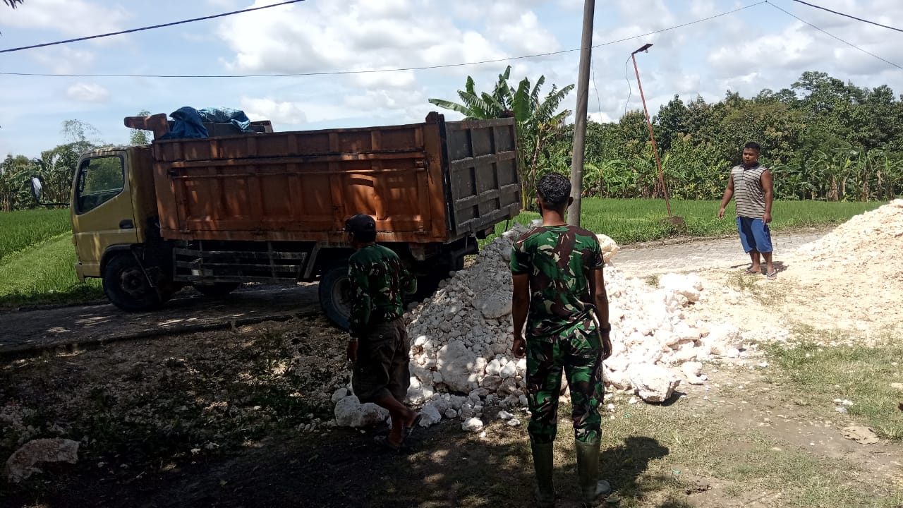 Satgas TMMD Kodim Bojonegoro Kawal Penurunan Material Pasir