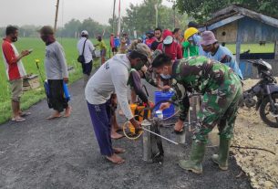 Bersama Masyarakat, Satgas TMMD Bojonegoro Siapkan Penyemprotan Padi Secara Massal