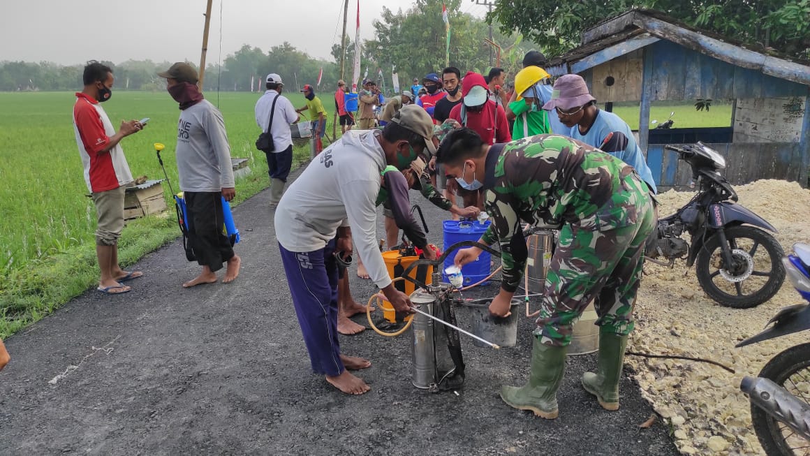 Bersama Masyarakat, Satgas TMMD Bojonegoro Siapkan Penyemprotan Padi Secara Massal