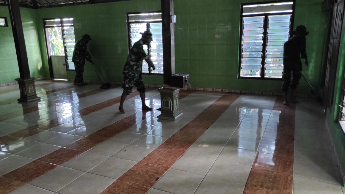 Untuk Kenyamanan, Satgas TMMD Bojonegoro Bersihkan Musholla