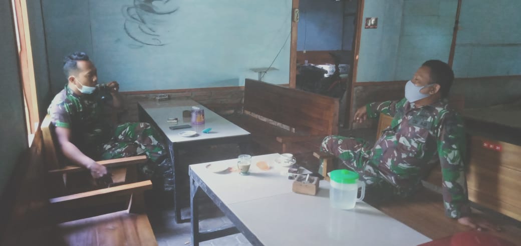 Lepas Lelah, Satgas TMMD Bojonegoro Ngobrol Nyatai