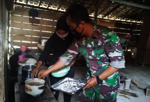 Satgas TMMD Bojonegoro Bantu Warga Buat Wedang Ronde