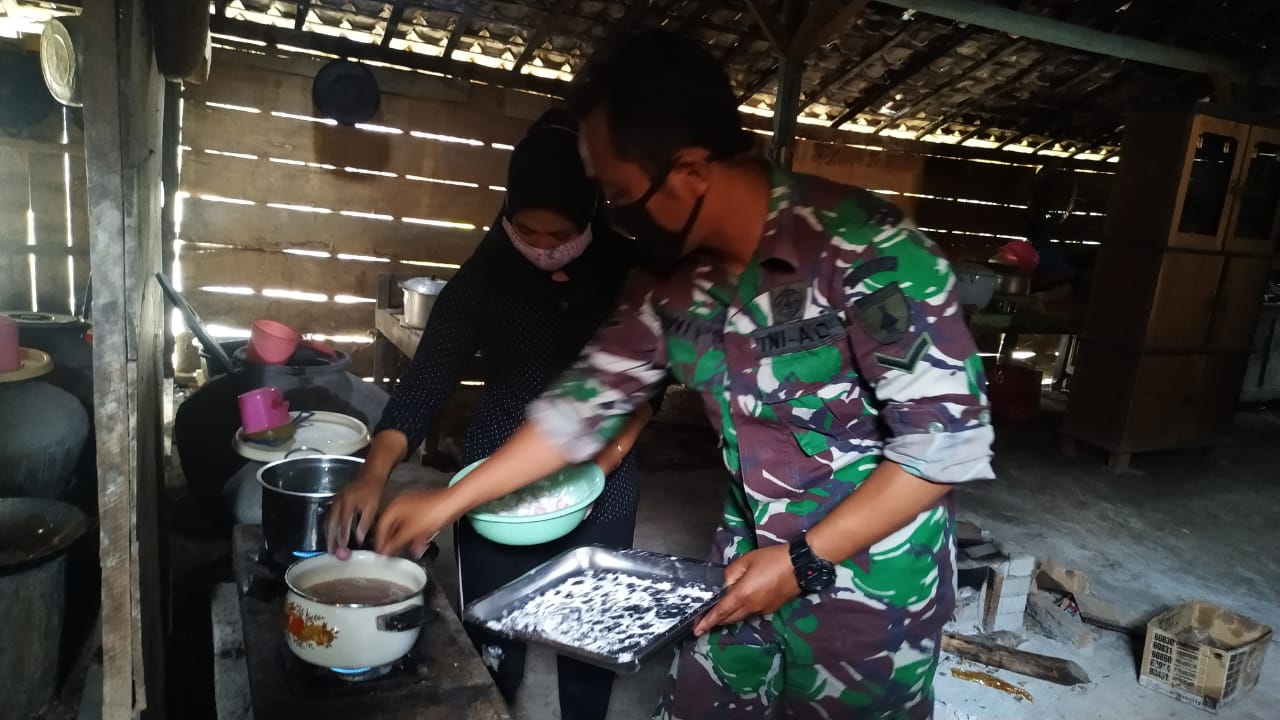 Satgas TMMD Bojonegoro Bantu Warga Buat Wedang Ronde