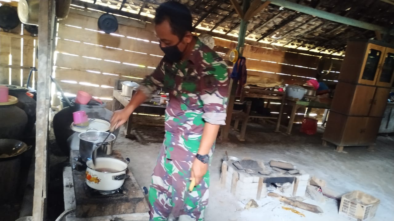 Satgas TMMD Kodim Bojonegoro Racik Wedang Ronde