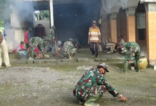 Bersama Warga, Satgas TMMD Bojonegoro Karya Bakti Membersihkan Lingkungan Masjid