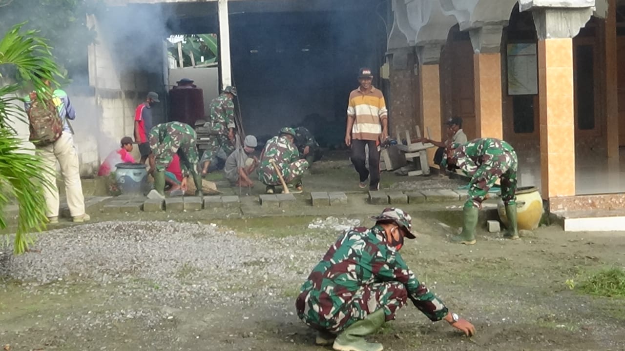 Bersama Warga, Satgas TMMD Bojonegoro Karya Bakti Membersihkan Lingkungan Masjid