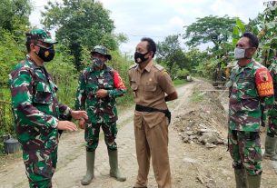 Bangun Drainase, Ini Arahan Dansatgas TMMD Bojonegoro Kepada Kades Jatimulyo